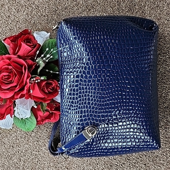 Handbags - NWOT 💙 Crossbody Bag